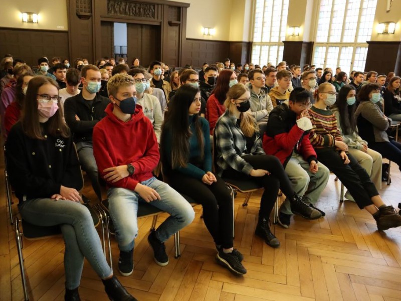 gespannte zuhoerer gespannte zuhoerer