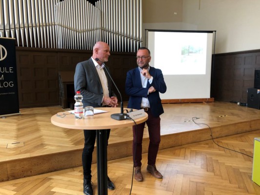 der schulleiter herr ballmann begruesst  der schulleiter herr ballmann begruesst